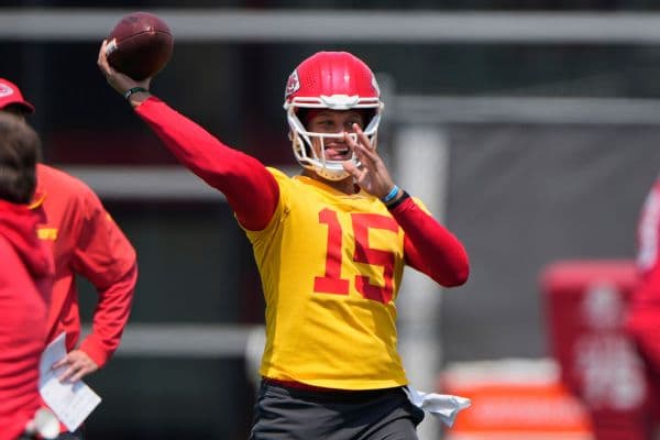 Patrick Mahomes Returns to Practice for Chiefs' First OTA Session Following Knee Surgery