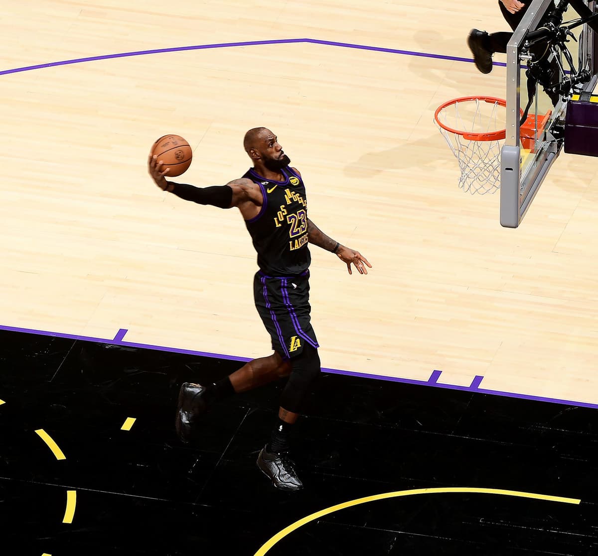 LeBron James Returns to Cleveland: How the 2025-26 Lakers Mirror His Most Dominant Season