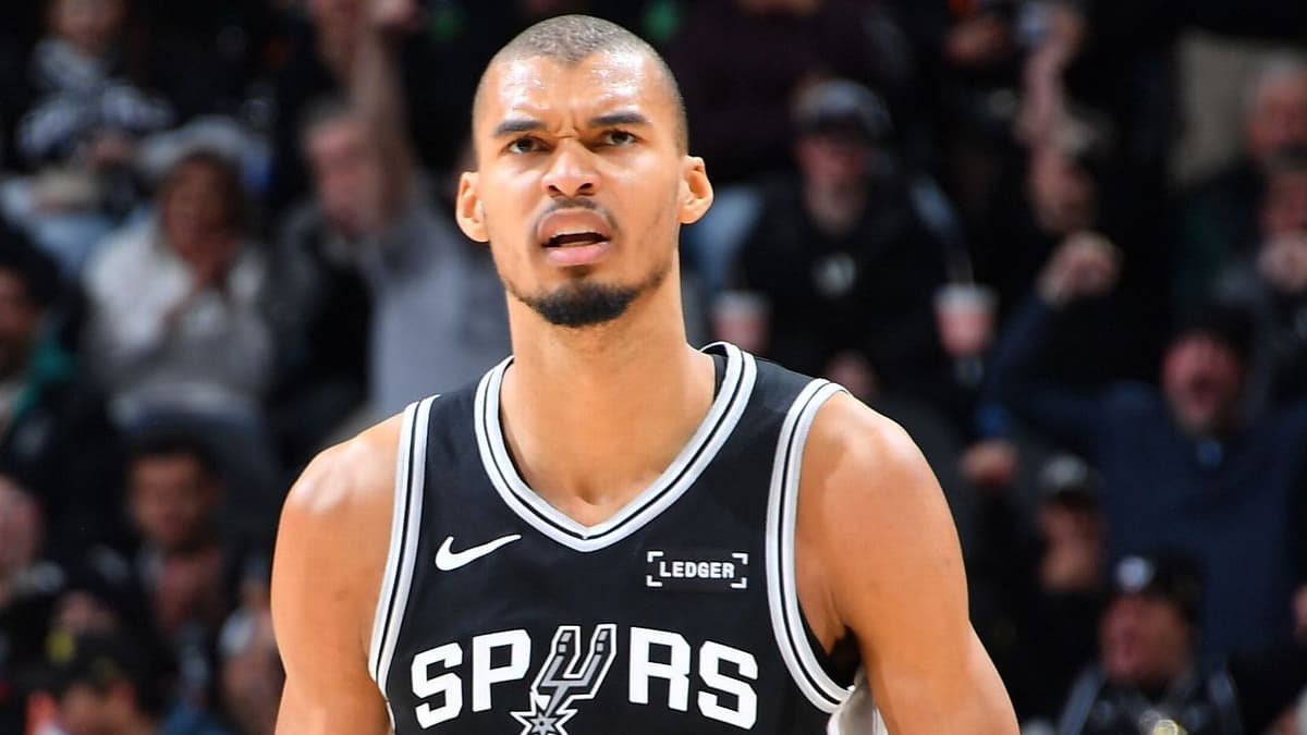 Fantasy Basketball Fast Break: Wembanyama’s Minutes Restriction and KAT’s Knicks Evolution