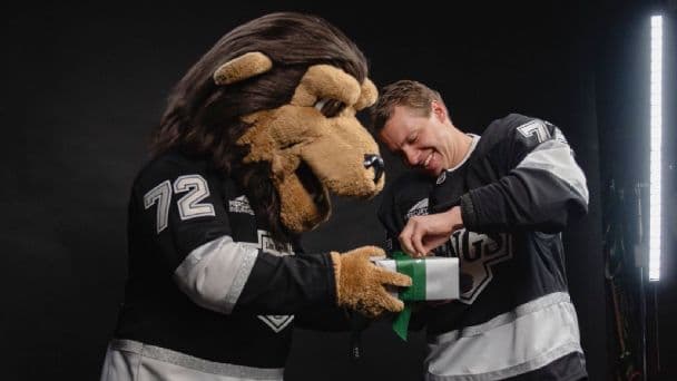 Artemi Panarin Gifts Los Angeles Kings Mascot a Rolex to Secure No. 72 Jersey