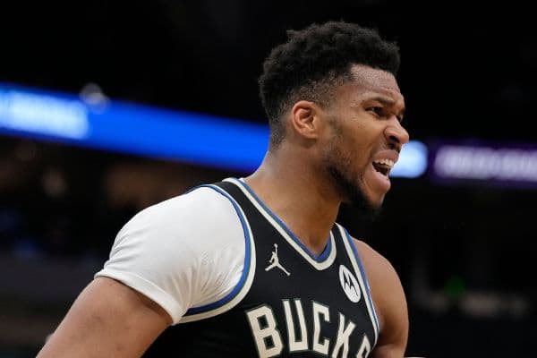Giannis Antetokounmpo Injury Update: Bucks Star Out at Least One Week with Knee Issue