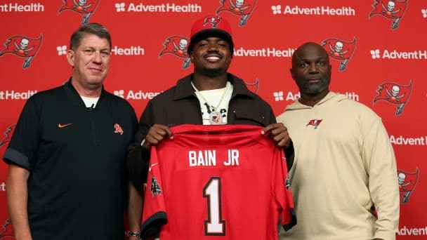 Warren Sapp Celebrates as Tampa Bay Buccaneers Select Rueben Bain Jr. in 2026 NFL Draft