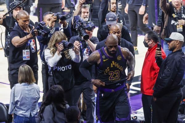 LeBron James Weighs Future After Lakers' Playoff Exit to Thunder
