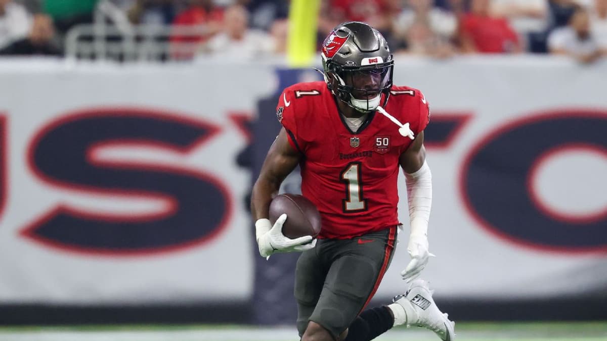 Commanders Bolster Backfield by Signing RB Rachaad White