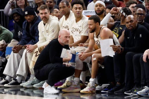 Stephen Curry Ruled Out Against 76ers with Lingering Knee Injury