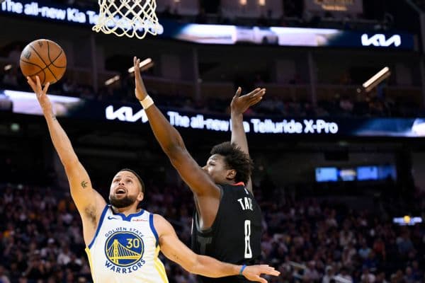 Stephen Curry Scores 29 Points in Return as Warriors Fall Short to Rockets