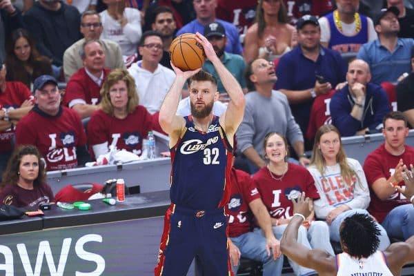 Philadelphia 76ers Sign Dean Wade to Four-Year, $39 Million Deal