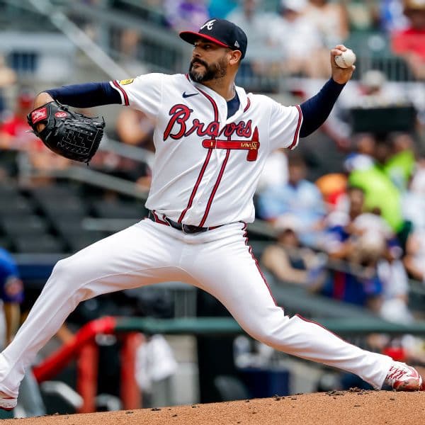Braves Brace for Martín Pérez Injury After Scary Line Drive Incident Against Mets